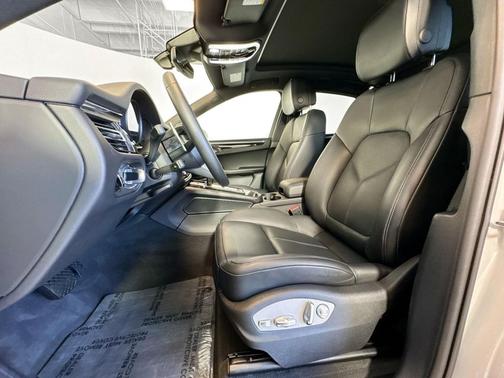 2025 Porsche Macan T