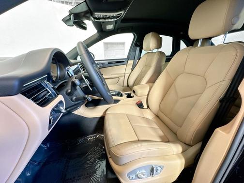 Jet Black Metallic 2026 Porsche Macan Macan