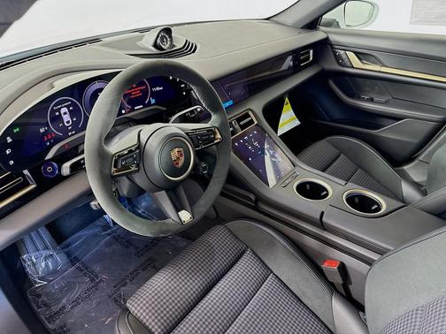 2025 Porsche Taycan 