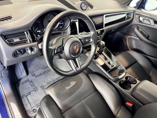 Gentian Blue Metallic 2024 Porsche Macan Macan