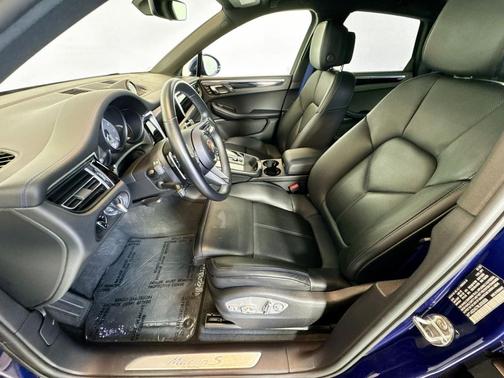 Gentian Blue Metallic 2024 Porsche Macan Macan
