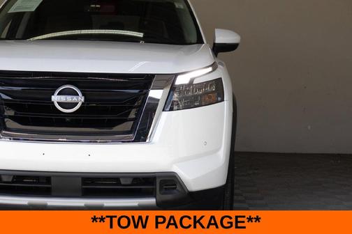 Everest White P 2025 Nissan Pathfinder Platinum