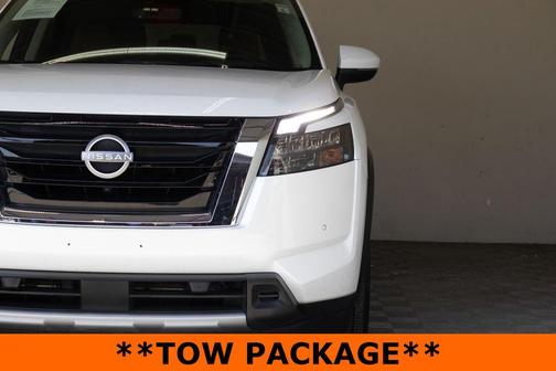 Everest White P 2025 Nissan Pathfinder Platinum