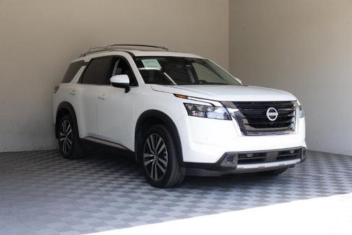 Everest White P 2025 Nissan Pathfinder Platinum