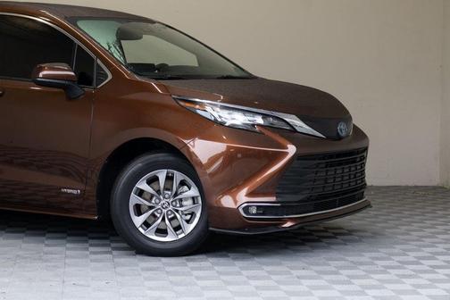 2021 Toyota Sienna XLE