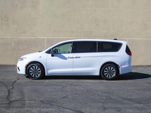 2024 Chrysler Pacifica Hybrid Select