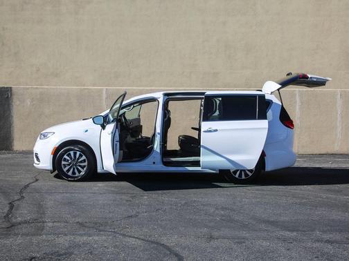 2024 Chrysler Pacifica Hybrid Select