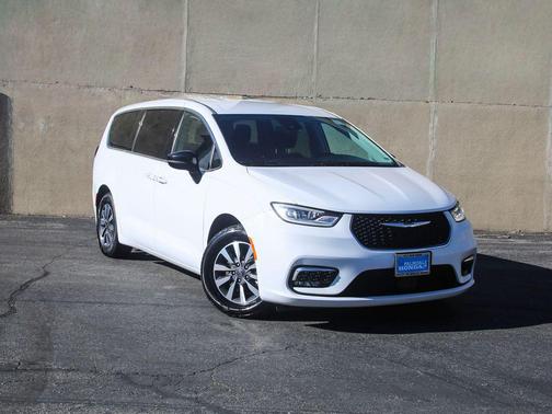 2024 Chrysler Pacifica Hybrid Select