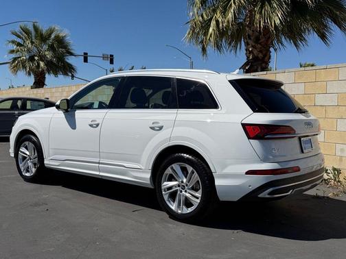 Samurai Gray Metallic 2024 Audi Q7 55 Premium Plus