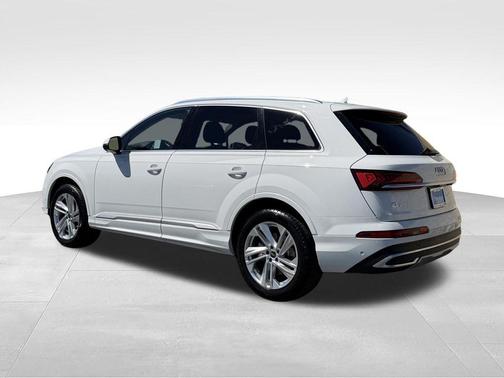 Samurai Gray Metallic 2024 Audi Q7 55 Premium Plus