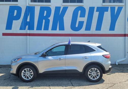 Iconic Silver Metallic 2022 Ford Escape SE