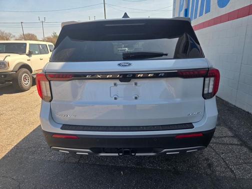 Space White Metallic 2026 Ford Explorer Active