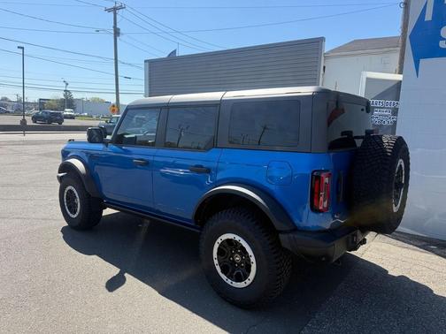 VELOCITY BLUE METALLIC 2023 Ford Bronco Badlands