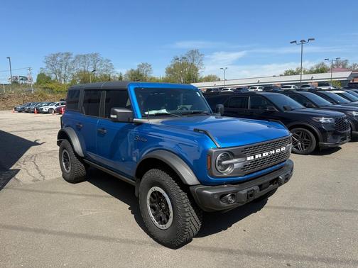VELOCITY BLUE METALLIC 2023 Ford Bronco Badlands