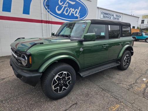 ERUPTION GREEN METALLIC 2025 Ford Bronco Outer Banks