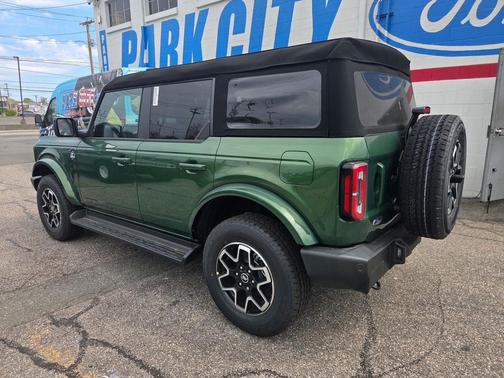 ERUPTION GREEN METALLIC 2025 Ford Bronco Outer Banks