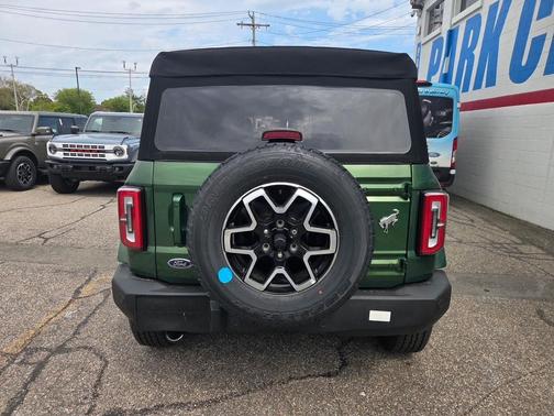 ERUPTION GREEN METALLIC 2025 Ford Bronco Outer Banks