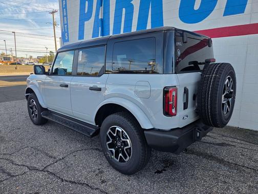 Avalanche Gray 2026 Ford Bronco Outer Banks