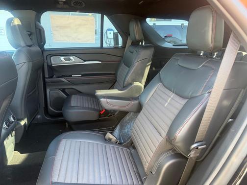 AGATE BLACK METALLIC 2026 Ford Explorer ST-Line