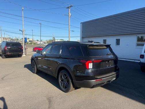 AGATE BLACK METALLIC 2026 Ford Explorer ST-Line