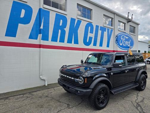 SHADOW BLACK 2025 Ford Bronco Outer Banks