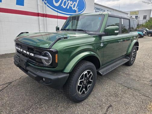 ERUPTION GREEN METALLIC 2025 Ford Bronco Outer Banks