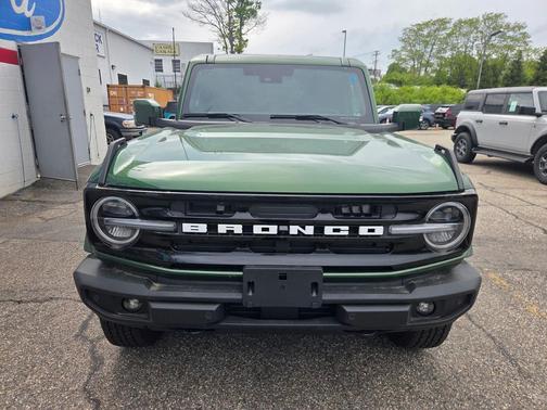 ERUPTION GREEN METALLIC 2025 Ford Bronco Outer Banks