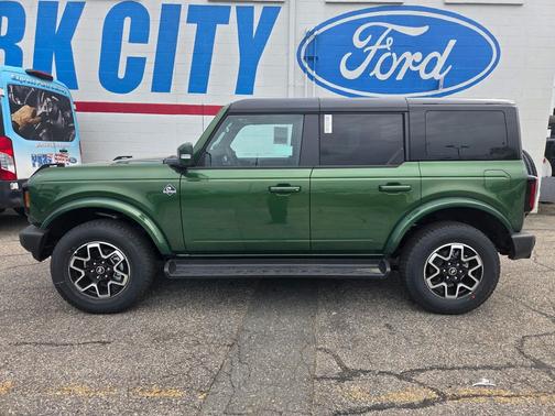 ERUPTION GREEN METALLIC 2025 Ford Bronco Outer Banks