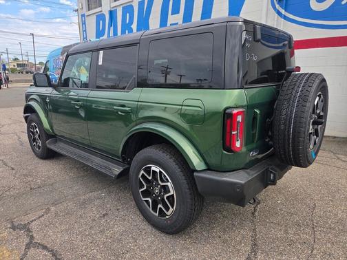 ERUPTION GREEN METALLIC 2025 Ford Bronco Outer Banks