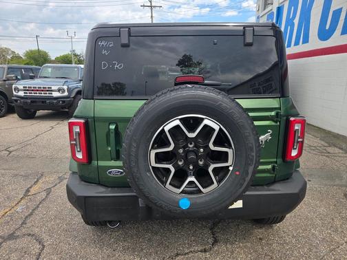 ERUPTION GREEN METALLIC 2025 Ford Bronco Outer Banks