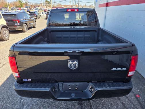 Brilliant Black Crystal Pearlcoat 2019 RAM 1500 Express