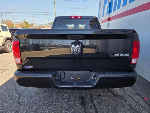 Brilliant Black Crystal Pearlcoat 2019 RAM 1500 Express