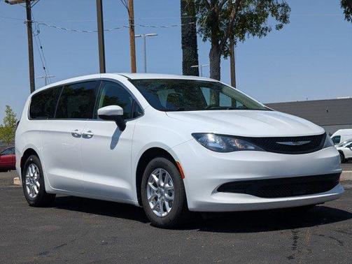 2023 Chrysler Voyager LX