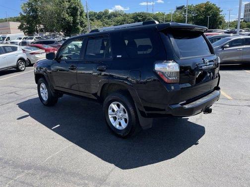 Photo 3 of 21 of 2021 Toyota 4Runner SR5
