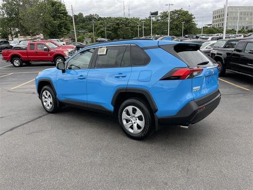 Photo 3 of 21 of 2021 Toyota RAV4 LE