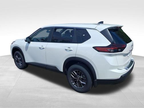 Everest White Pearl Tricoat 2026 Nissan Rogue SV