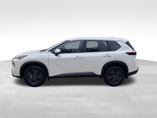 Everest White Pearl Tricoat 2026 Nissan Rogue SV