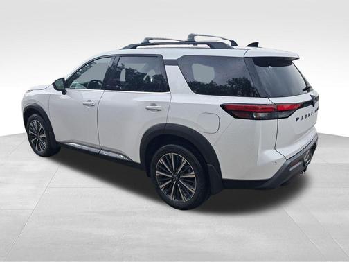 Everest White Pearl Tricoat 2026 Nissan Pathfinder Platinum