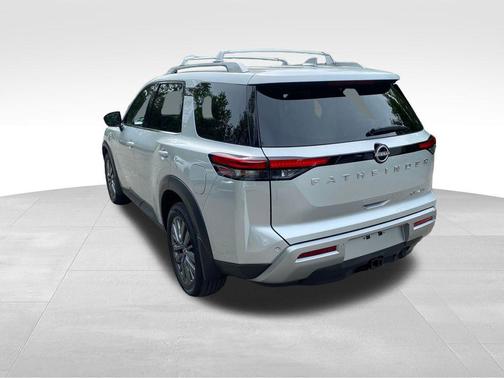 Brilliant Silver Metallic 2025 Nissan Pathfinder SL