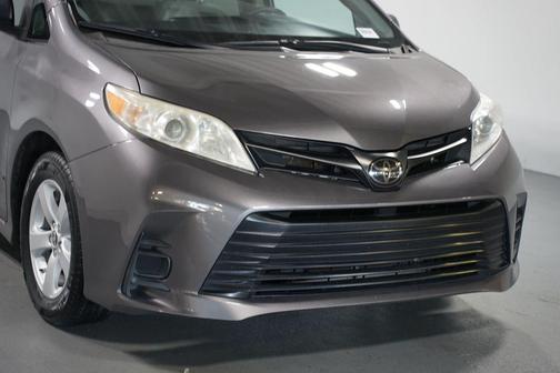 2020 Toyota Sienna SE
