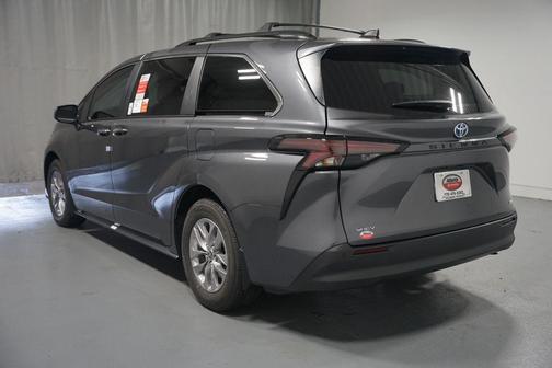 2025 Toyota Sienna XLE 8 Passenger