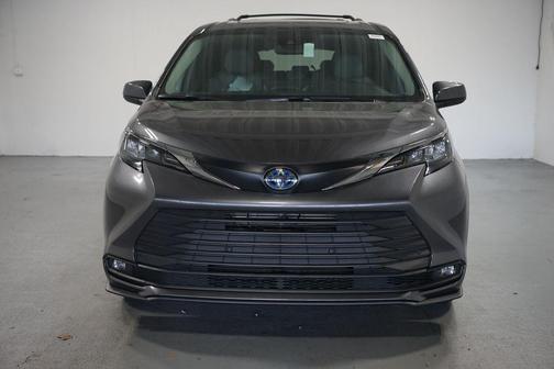 2025 Toyota Sienna XLE 8 Passenger