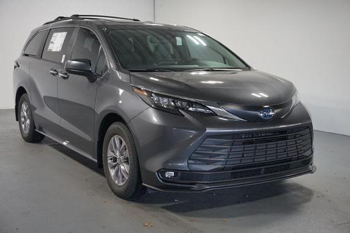 2025 Toyota Sienna XLE 8 Passenger