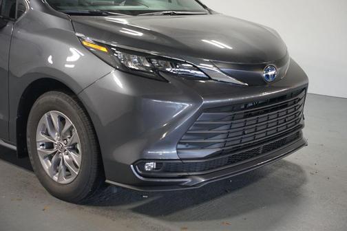 2025 Toyota Sienna XLE 8 Passenger