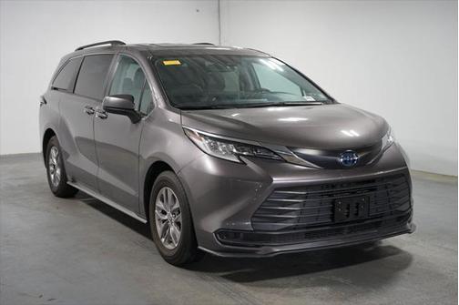 2023 Toyota Sienna LE