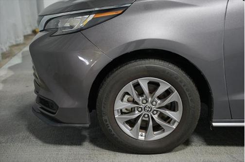 2023 Toyota Sienna LE