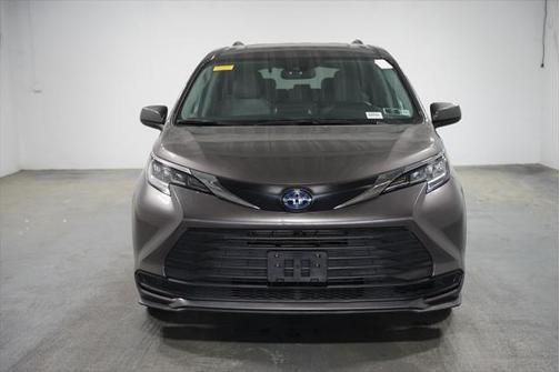 2023 Toyota Sienna LE