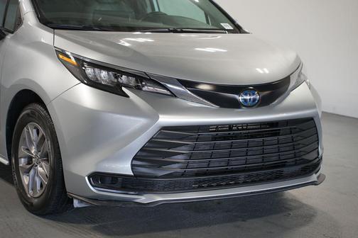 2024 Toyota Sienna LE