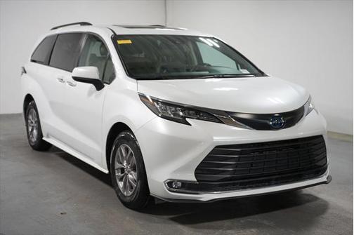 2022 Toyota Sienna XLE 8 Passenger