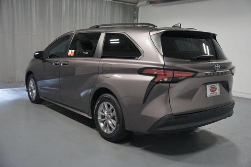 2022 Toyota Sienna XLE 8 Passenger